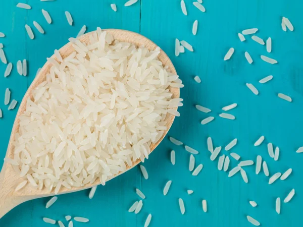 Dřevěná lžíce sušených dlouhozrnné rýže — Stock fotografie