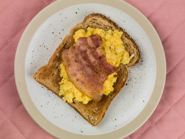 Scrambled Egg on Toast With Bacon — Stock Photo, Image