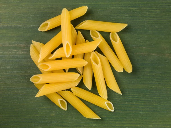 Estilo italiano não cozido Penne Pasta — Fotografia de Stock