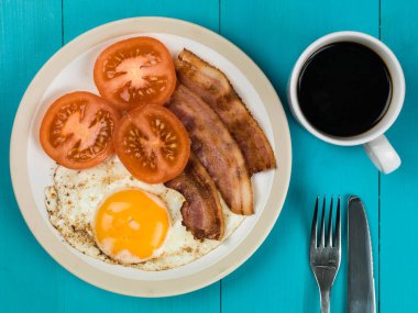 Pastırmalı yumurta ve domates kahvaltı gıda ile bir fincan sade kahve