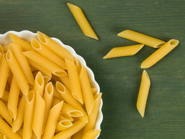 Plato de pasta de estilo italiano sin cocer Penne —  Fotos de Stock