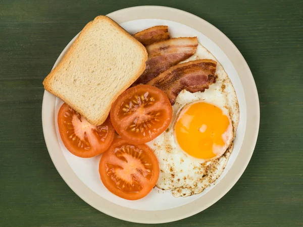 Frühstücksessen mit Speck und Tomaten — Stockfoto