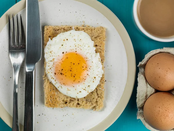 Uovo in camicia sul pane tostato Colazione Cibo — Foto Stock