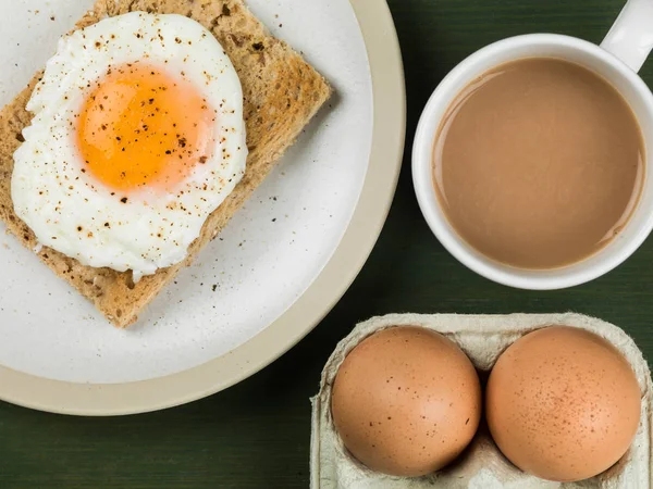 Uovo in camicia sul pane tostato Colazione Cibo — Foto Stock