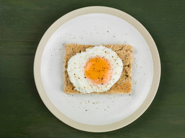 Pochiertes Ei auf Toastbrot — Stockfoto