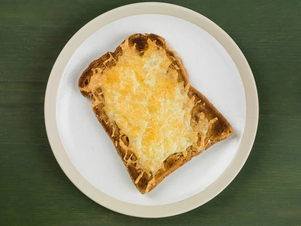 Fetta di formaggio su pane tostato — Foto Stock
