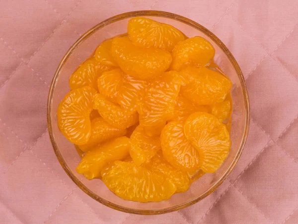 Segments d'orange mandarine dans un bol — Photo