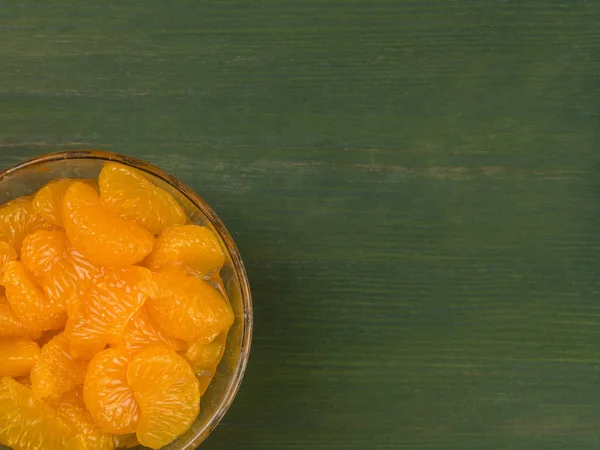 Segmentos de laranja mandarim em uma tigela — Fotografia de Stock