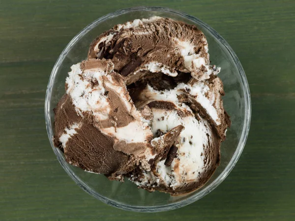 Čokoládová a vanilková zmrzlina v misce — Stock fotografie
