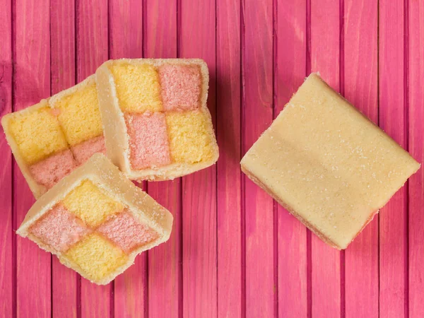 Badem aromalı Battenberg sünger kek — Stok fotoğraf