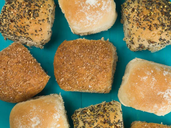 Выбор булочек или булочек из смешанного хлеба — стоковое фото