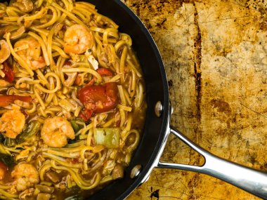 Tay baharatlı Kral karides erişte