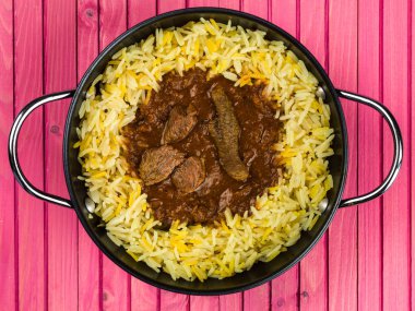 Sığır eti Madras köri aromatik pilavı pilav ile