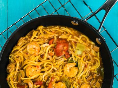 Tay baharatlı Kral karides erişte