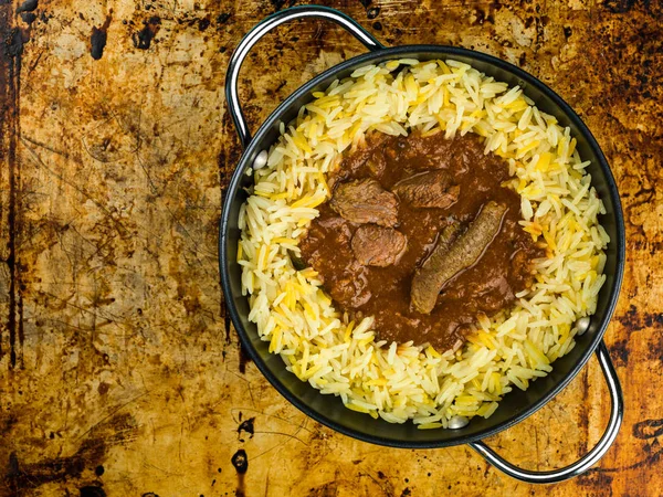 Rindfleisch Madras Curry mit aromatischem Pilau-Reis — Stockfoto