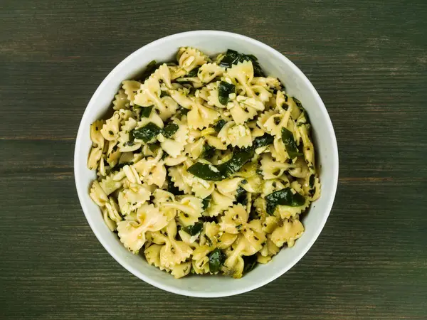 Makarna ıspanak ve çam çekirdekleri salata kase