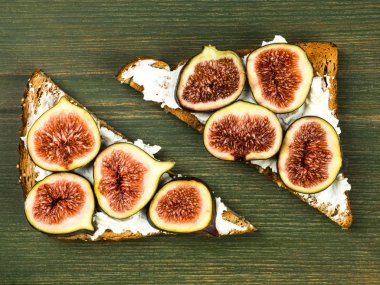 Taze incir ve kepekli ekmek üzerine krem peynir