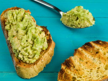 Mısır ekmeği dilim üzerinde püresi avokado armut