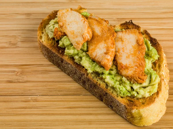 Sliced Chicken and Avocado on Toasted Corn Bread — Stock Photo, Image