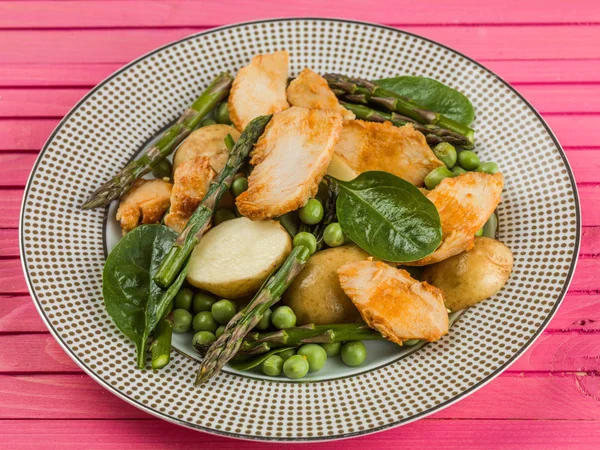 Ensalada de pollo con espárragos Guisantes Espinacas y Patatas —  Fotos de Stock