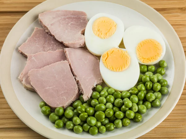 Presunto cozido e salada de ovo com ervilhas verdes do jardim — Fotografia de Stock