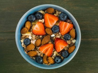 Müsli kahvaltılık yaban mersini meyve ve çilek ile