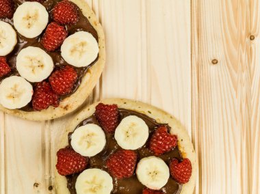 İle muz ve ahududu ile çikolata formanın Pancakes