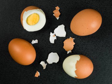 Dört taze sabit haşlanmış yumurta