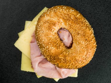 Jambon ve peynir simit tost