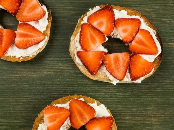 Fresh Strawberries and Cream Cheese On a Bagel — Stock Photo, Image