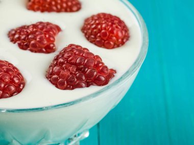 Ahududu ve yoğurt vejetaryen tatlı