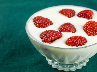 Ahududu ve yoğurt vejetaryen tatlı