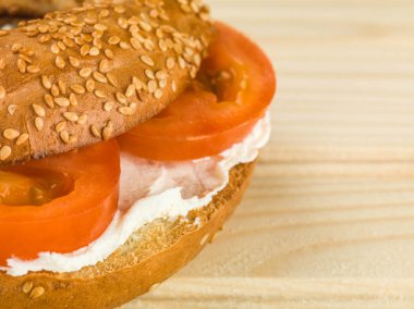 Peynir ve domates susam tohumu çörek