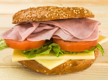 Ham domates ve peynir salata susamlı simit