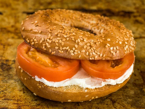 Cheese and Tomato Sesame Seed Bagel — Stock Photo, Image