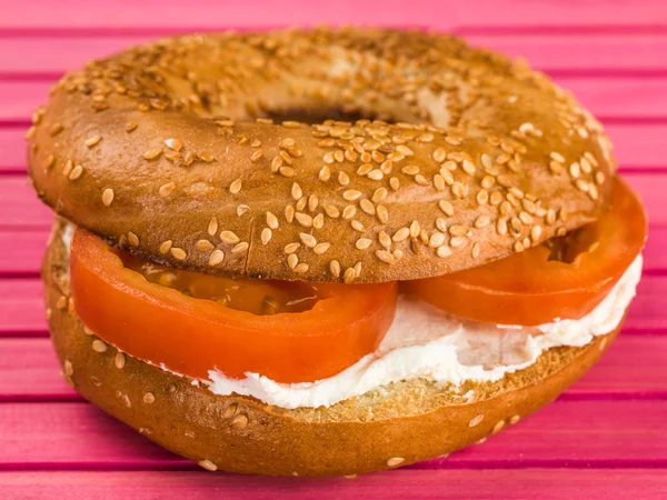 Cheese and Tomato Sesame Seed Bagel — Stock Photo, Image
