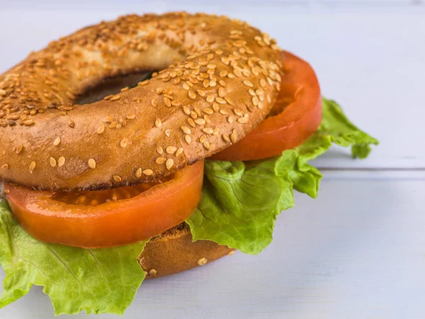 Tomato and Lettuce Salad Sesame Seeded Bagel — Stock Photo, Image