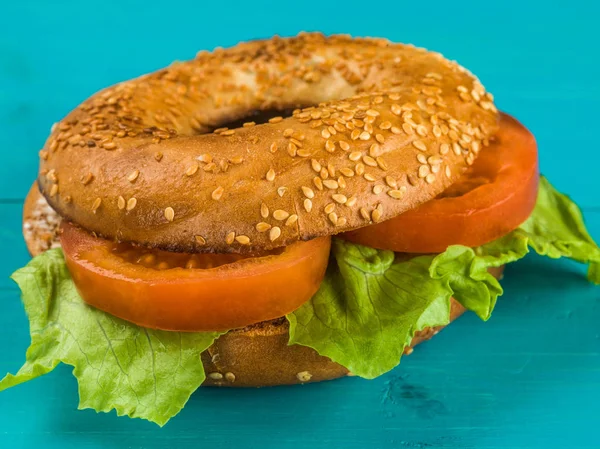 Tomato and Lettuce Salad Sesame Seeded Bagel — Stock Photo, Image