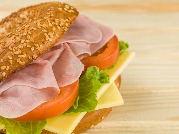 Ham domates ve peynir salata susamlı simit