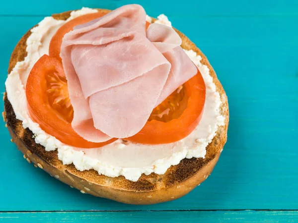 Ham Tomato and Cheese Sesame Bagel — Stock Photo, Image