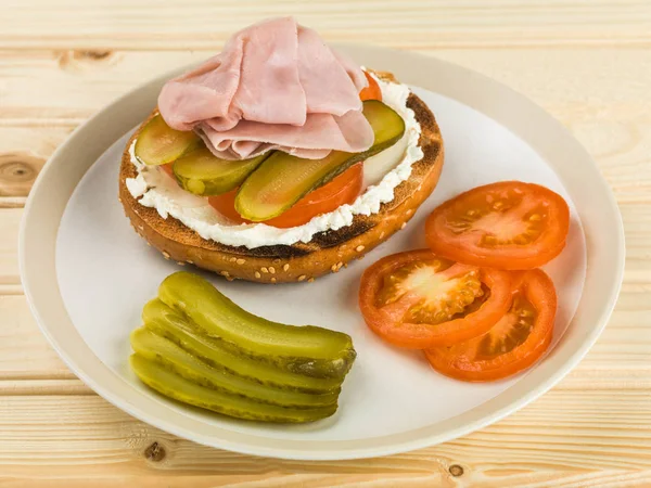 Ham Tomato and Cheese Spread Sesame Bagel With Gherkins — Stock Photo, Image