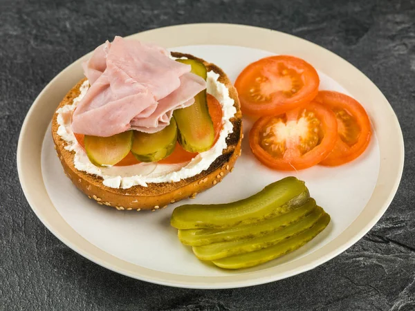 Ham Tomato and Cheese Spread Sesame Bagel With Gherkins — Stock Photo, Image