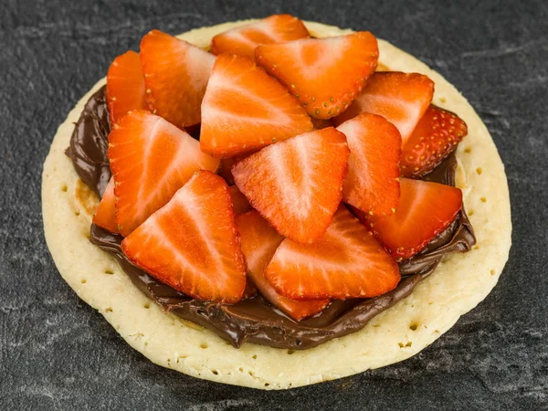 Pannekake med jordbær og sjokoladestrø – stockfoto