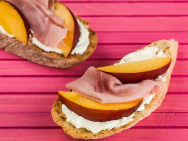 Yumuşak Ricotta Peynirli incir ve tost Ciabatta nar tohumları