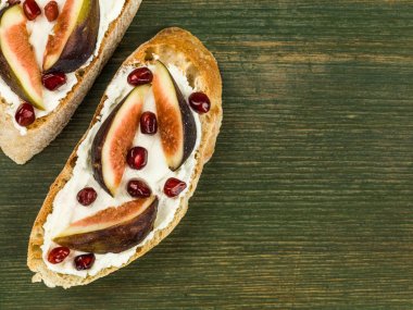 Yumuşak Ricotta Peynirli incir ve nar taneleri tost c