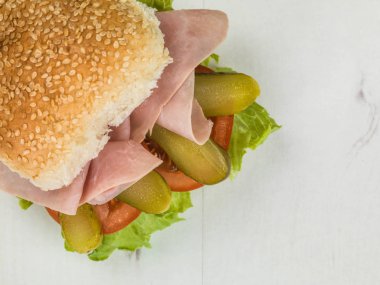 Jambon salata susam tohumu ekmek rulo veya Bun sandviç