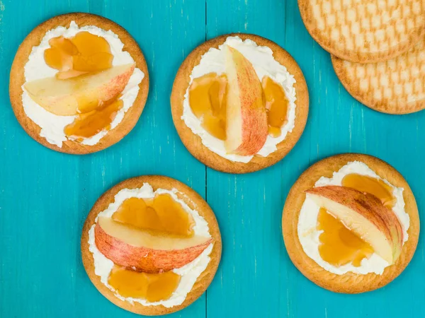 Yumuşak Ricotta peyniri Apple ve ballı bisküvi veya kırık — Stok fotoğraf