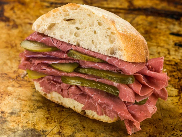 Tuz sığır eti veya rulo pastırma ile turşusu Ciabatta ekmeği içinde veya 