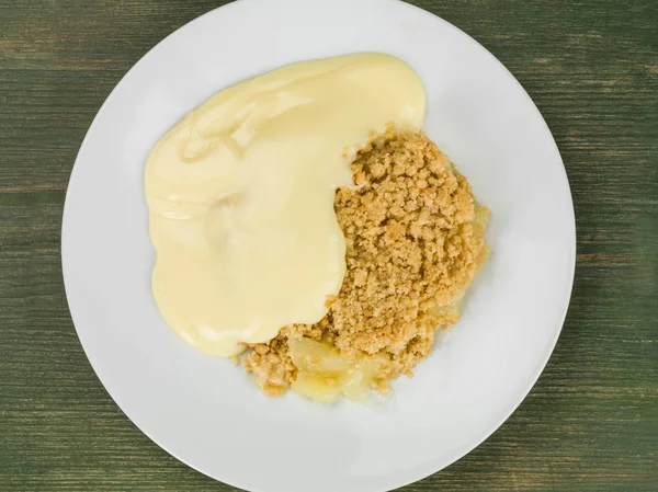 Sobremesa de Crumble de maçã servida com creme quente — Fotografia de Stock