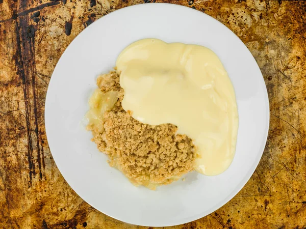 Crumble Dessert di mele servito con Hot Custard — Foto Stock